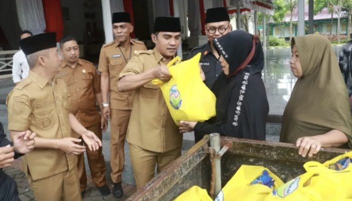 Bupati Bangkalan dan PUDAM Salurkan Paket Sembako untuk Pasukan Kuning