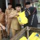 Bupati Bangkalan dan PUDAM Salurkan Paket Sembako untuk Pasukan Kuning