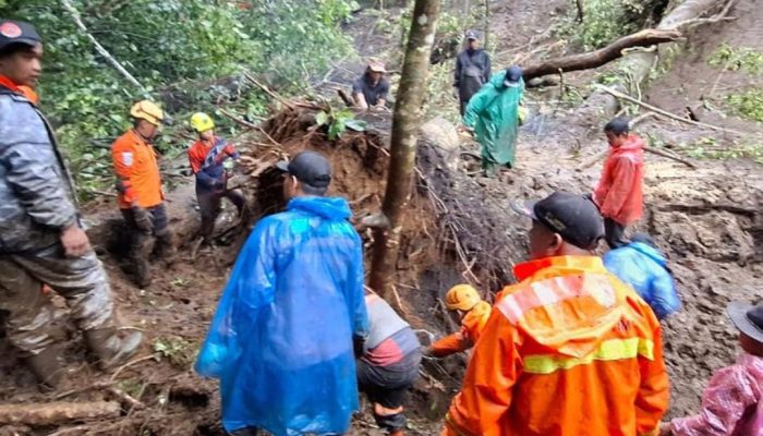 Longsor Menimpa Jalur Pacet-Cangar, Satu Korban Jiwa Ditemukan dan Pencarian Akan Terus Dilakukan
