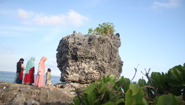 Wisata Batu Makdengkeng di Pulau Sakala: Batu Keramat yang Menyimpan Misteri