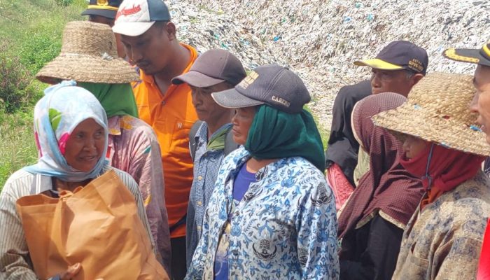 “Baju Ini Saya Temukan di Tempat Sampah”