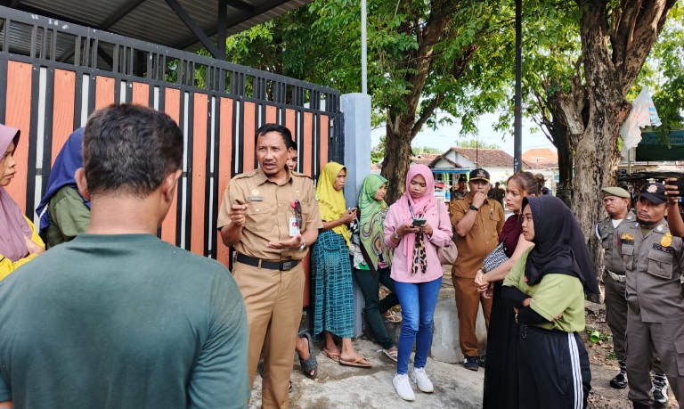Petugas Tertibkan Paksa PKL di Desa Pabian Setelah Diberikan Waktu Selama 3 Hari