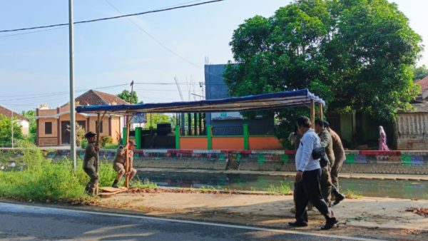 Petugas Tertibkan Paksa PKL di Desa Pabian Setelah Diberikan Waktu Selama 3 Hari