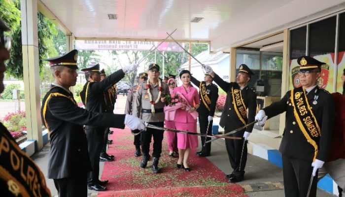 Penuh Keakraban dan Tradisi, AKBP Rivanda Disambut Meriah di Mapolres Sumenep