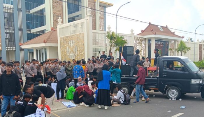 Aktivis BEMSU Demo DPRD Sumenep, Protes Data Kemiskinan yang Diduga Bermasalah