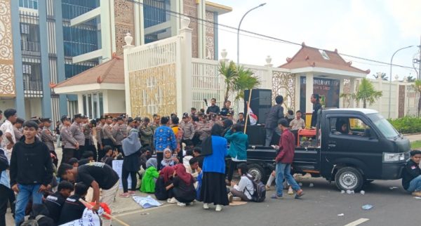 Aktivis BEMSU Demo DPRD Sumenep, Protes Data Kemiskinan yang Diduga Bermasalah