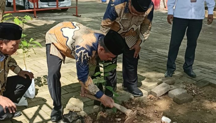 Kemenag Sumenep Sukseskan Gerakan Penanaman 1 Juta Pohon Matoa