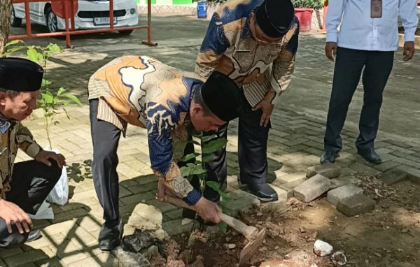 Kemenag Sumenep Sukseskan Gerakan Penanaman 1 Juta Pohon Matoa
