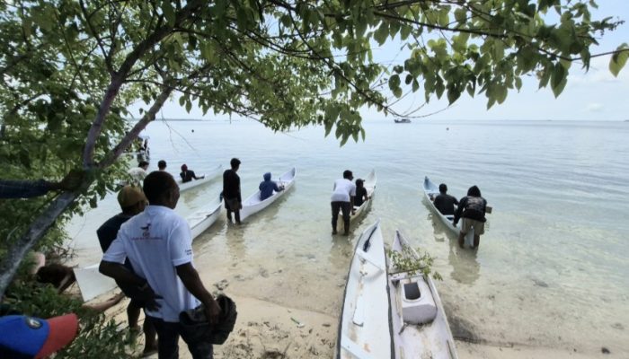 Lomba Dayung Sampan di Pantai Aloha Pulau Saur Meriahkan Libur Lebaran