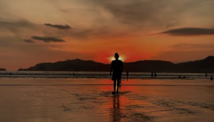 Suasana Matahari Terbenam Pulau Merah Banyuwangi Pikat Wisatawan di Libur Lebaran