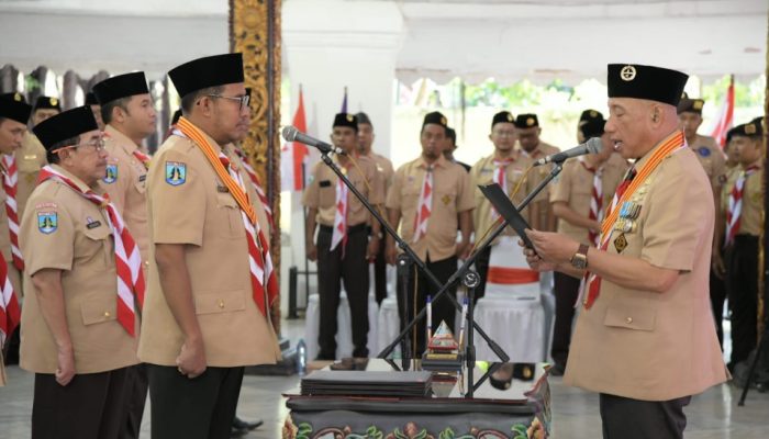 Arum Sabil Lantik Pengurus Kwarcab Sumenep, Dorong Pramuka Jadi Pelopor Generasi Emas 2045