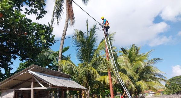 Terangi Jalan Menuju Pondok Darussalam, Perangkat Desa Saobi Swadaya Pasang PJU