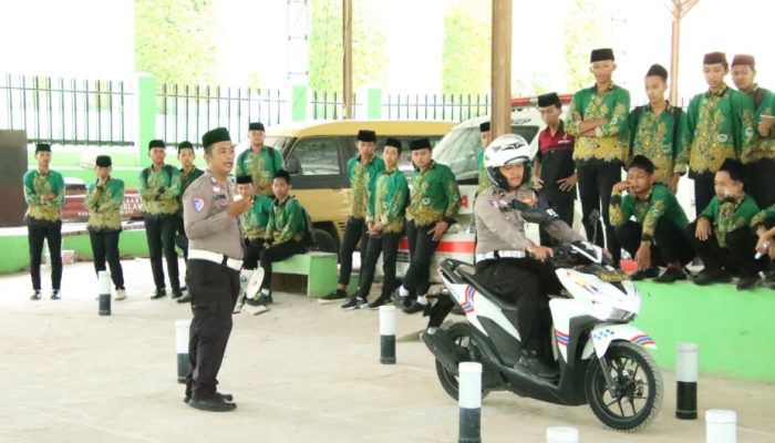 Polres Sumenep Sambangi Ponpes Nurul Islam: Edukasi Santri Soal Tertib Lalu Lintas dan Bahaya Radikalisme