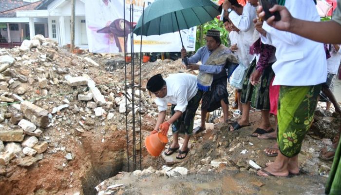 Bupati Achmad Fauzi Letakkan Batu Pertama Pembangunan Masjid Al-Falah Desa Meddelan Lenteng