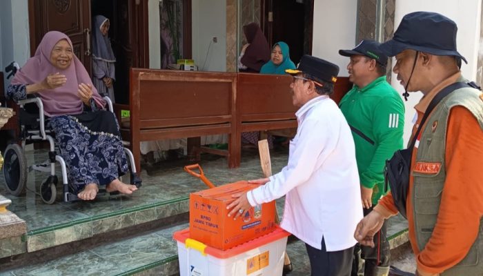 Wabup Sumenep Serahkan Bantuan kepada Warga Terdampak Banjir di Ponpes Al-Amien Prenduan