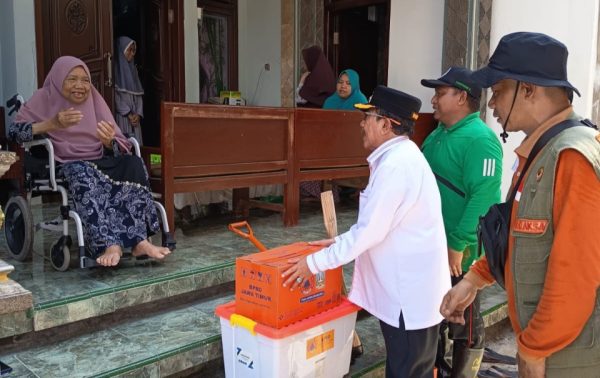 Wabup Sumenep Serahkan Bantuan kepada Warga Terdampak Banjir di Ponpes Al-Amien Prenduan