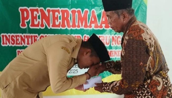 Pemdes Saobi Serahkan Insentif kepada 16 Guru Ngaji, Murahman Minta Sarana Santri Juga Diperhatikan