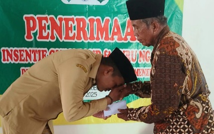 Pemdes Saobi Serahkan Insentif kepada 16 Guru Ngaji, Murahman Minta Sarana Santri Juga Diperhatikan