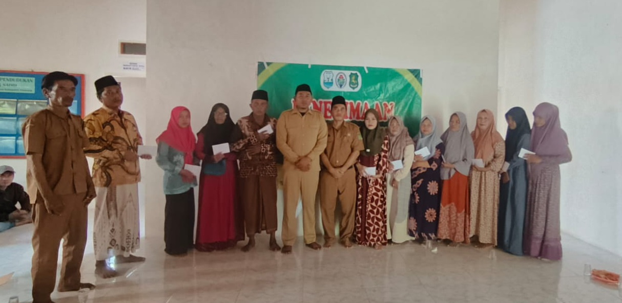 Pemdes Saobi Serahkan Insentif kepada 16 Guru Ngaji, Murahman Minta Sarana Santri Juga Diperhatikan 