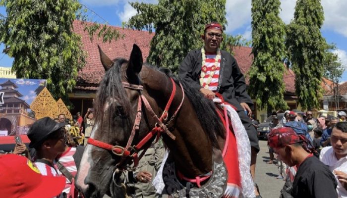 Festival Jaran Serek 2025 Meriahkan Kota Sumenep, Bupati Hingga Ribuan Warga Padati Museum Keraton