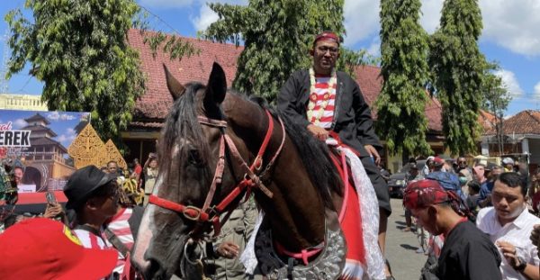 Festival Jaran Serek 2025 Meriahkan Kota Sumenep, Bupati Hingga Ribuan Warga Padati Museum Keraton