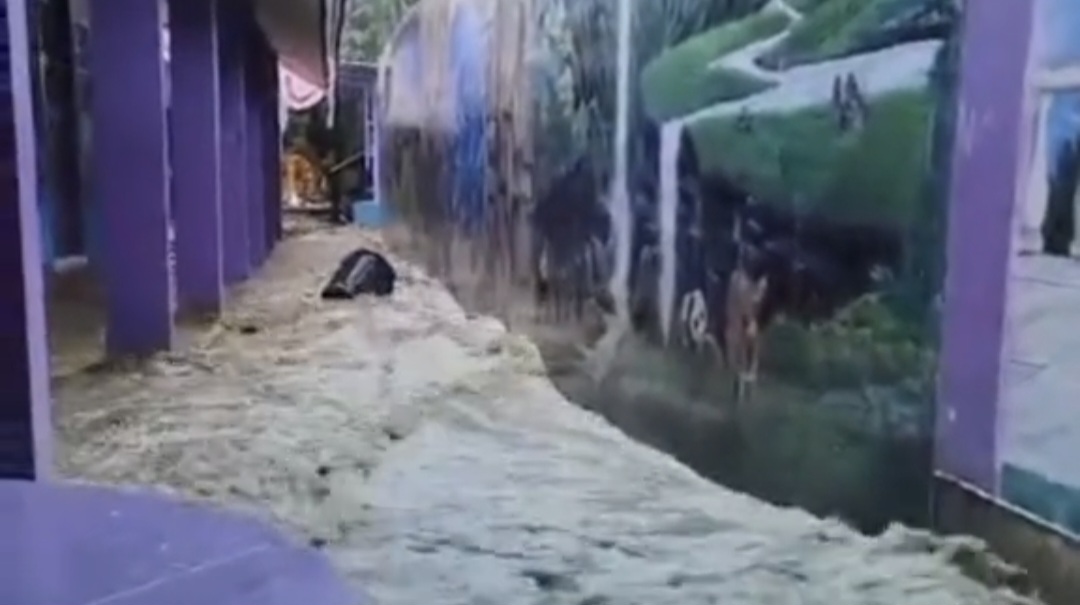 Dampak Banjir dan Longsor Landa Sumenep Ratusan Santri Dievakuasi