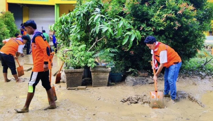 Brigade Penolong 13.29 Bantu Korban Banjir di Ponpes Al Amien Prenduan Sumenep