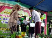 Empat Siswa RA dan MI di Desa Saobi Terima Penghargaan dari Pemdes