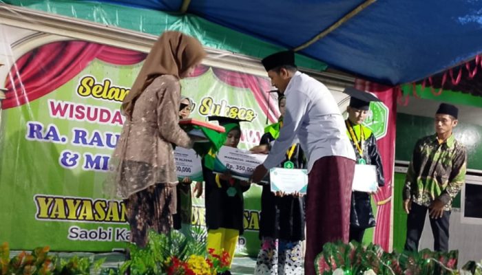 Empat Siswa RA dan MI di Desa Saobi Terima Penghargaan dari Pemdes