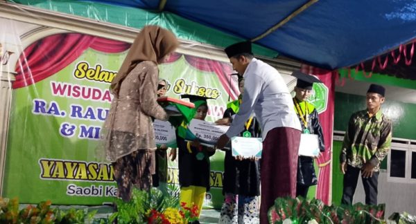 Empat Siswa RA dan MI di Desa Saobi Terima Penghargaan dari Pemdes