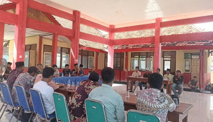 Camat Sapeken Fasilitasi Mediasi Masyarakat dengan Eks Kades Saur Saebus