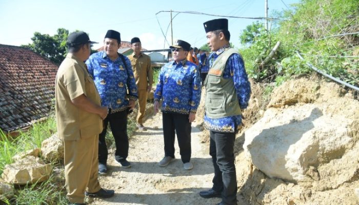 Wabup Sumenep Tinjau Lokasi Longsor di Guluk-Guluk, Janji Kirim Excavator dan Bangun TPT