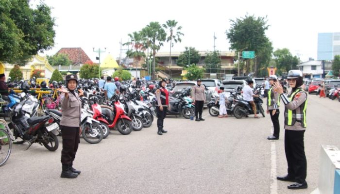 Polwan Polres Sumenep Turun ke Jalan Amankan Shalat Jumat, Ciptakan Rasa Aman bagi Warga