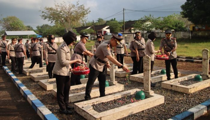 Kapolres Sumenep Pimpin Ziarah dan Tabur Bunga di TMP Jokotole Peringati Hari Bhayangkara ke-79