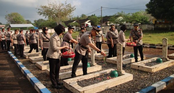 Kapolres Sumenep Pimpin Ziarah dan Tabur Bunga di TMP Jokotole Peringati Hari Bhayangkara ke-79