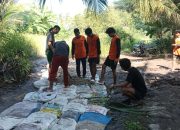 Pemuda Sadulang Perbaiki Jalan Rusak Secara Swadaya, Desak Pemdes Segera Bertindak