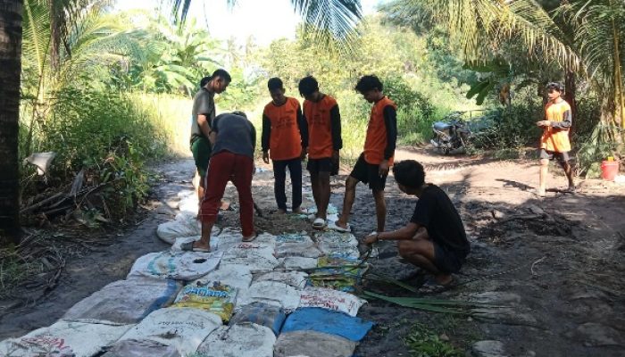 Pemuda Sadulang Perbaiki Jalan Rusak Secara Swadaya, Desak Pemdes Segera Bertindak