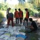 Pemuda Sadulang Perbaiki Jalan Rusak Secara Swadaya, Desak Pemdes Segera Bertindak