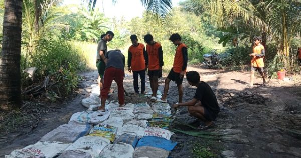 Pemuda Sadulang Perbaiki Jalan Rusak Secara Swadaya, Desak Pemdes Segera Bertindak