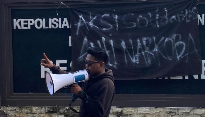 Pemuda Arya Wiraraja Serukan Perlawanan Narkoba di Depan Polres Sumenep, Tuntut Tangkap Bandar Besar