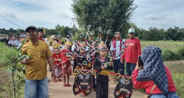 Karnaval Budaya Madrasah Al Islamiyah Pakondang Suguhkan Parade Nusantara yang Spektakuler