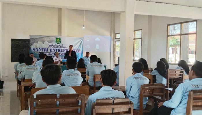 Disbudporapar Sumenep Dorong Santri Jadi Wirausahawan Lewat Produk Unggulan Lokal