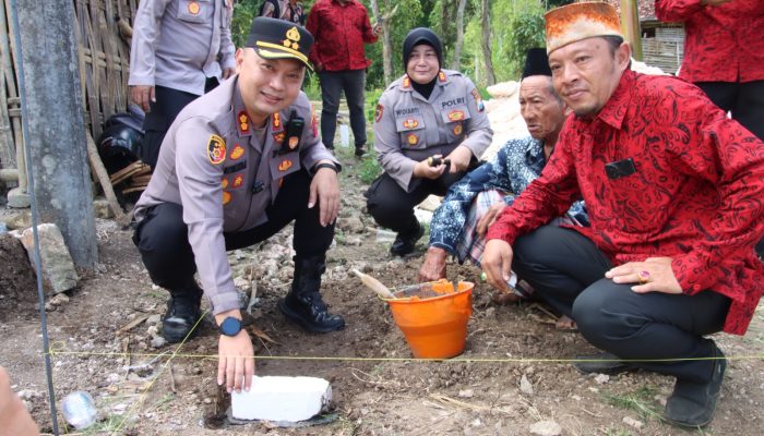 Kapolres Sumenep Letakkan Batu Pertama Pembangunan Rumah Warga Tak Mampu di Desa Gunung Kembar