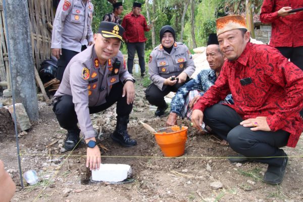 Kapolres Sumenep Letakkan Batu Pertama Pembangunan Rumah Warga Tak Mampu di Desa Gunung Kembar
