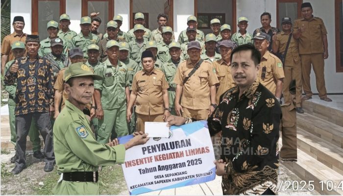 Pemdes Sepanjang Sapeken Salurkan Insentif kepada 32 Anggota Linmas dari Enam Dusun