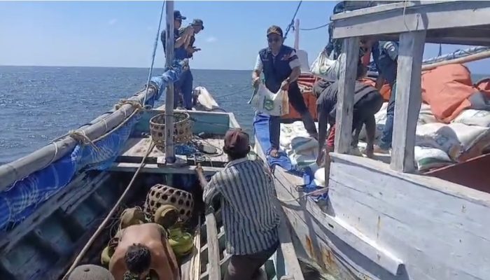 Kapal Pengangkut Beras Bulog Kandas di Perairan Raas, Seluruh ABK Selamat