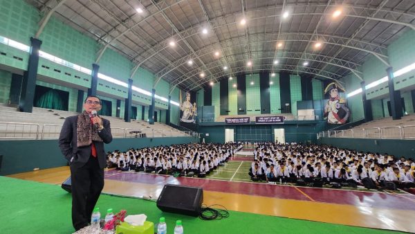 Hakim Agung Imron Rosyadi Hadir di PBAK FSH UINSA, Bagi Ilmu dan Motivasi untuk MABA