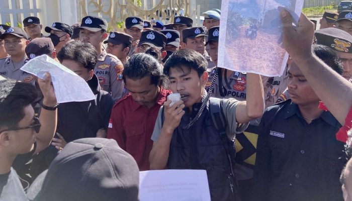 Mahasiswa Kangean Unjuk Rasa di DPRD Sumenep, Desak Pemerataan Pembangunan Jalan di Kepulauan