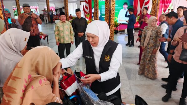 Gubernur Khofifah Ingatkan Warga Sumenep: “Bansos Jangan Dipakai Judol, Gunakan untuk Hal yang Manfaat dan Barokah”