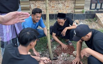 Mahasiswa KKN UPI Sumenep Luncurkan “Gerakan Hijau” di Desa Romben Rana
